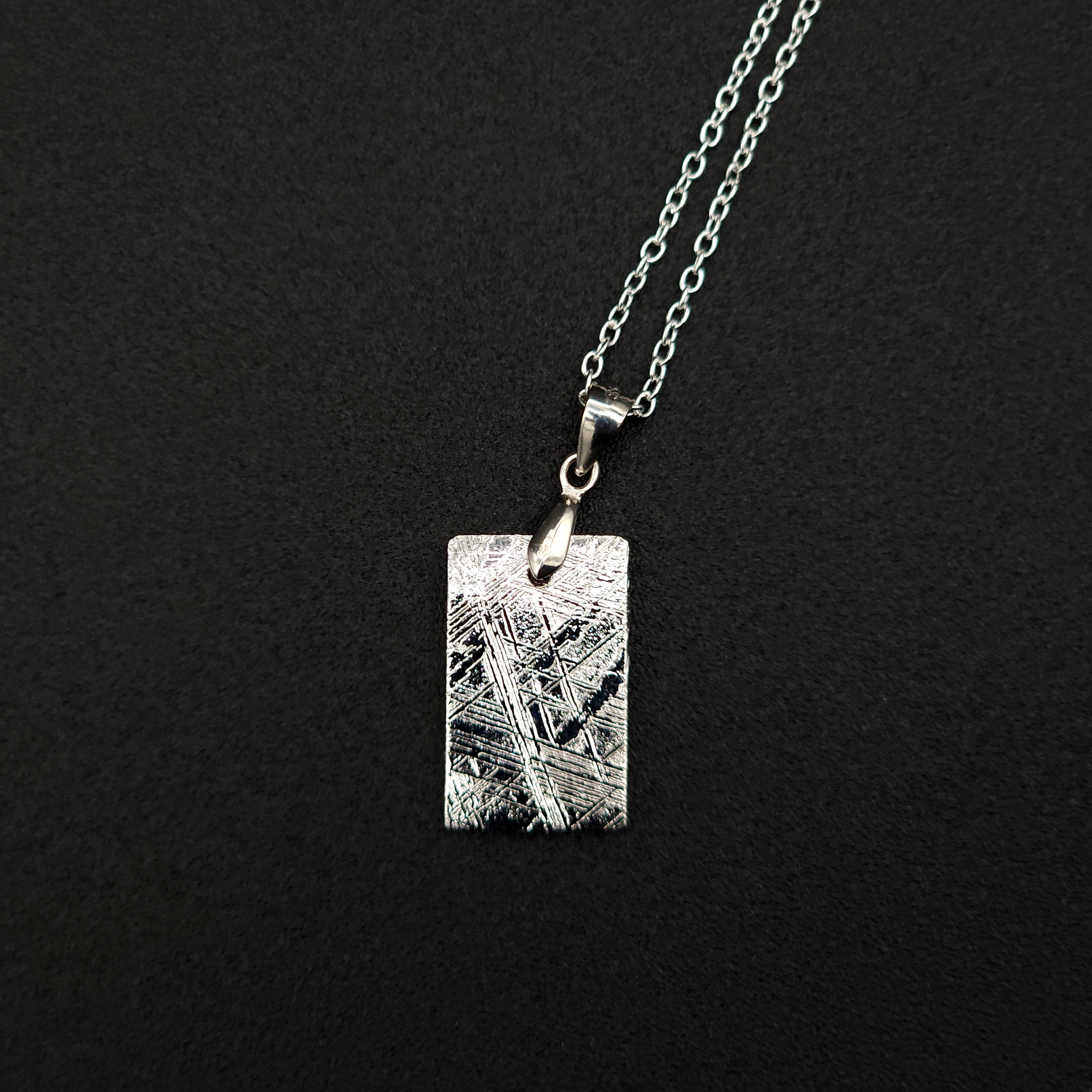 Munionalusta Pendant Necklace - rectangle shape